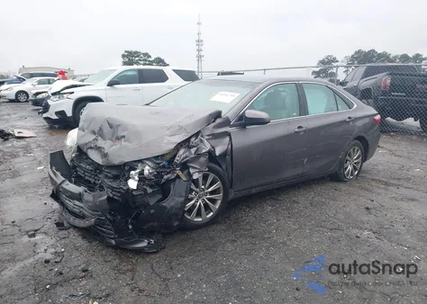 2015 Toyota Camry Xle z USA, uszkodzony, nr VIN 4T1BF1FK5FU493113